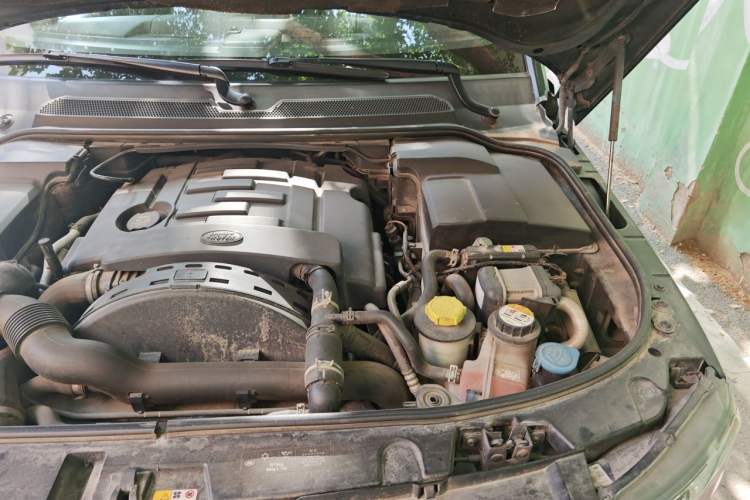 Used Land Rover Discovery 2013 3.0 SDV6 HSE Diesel Edition Engine Bay Left