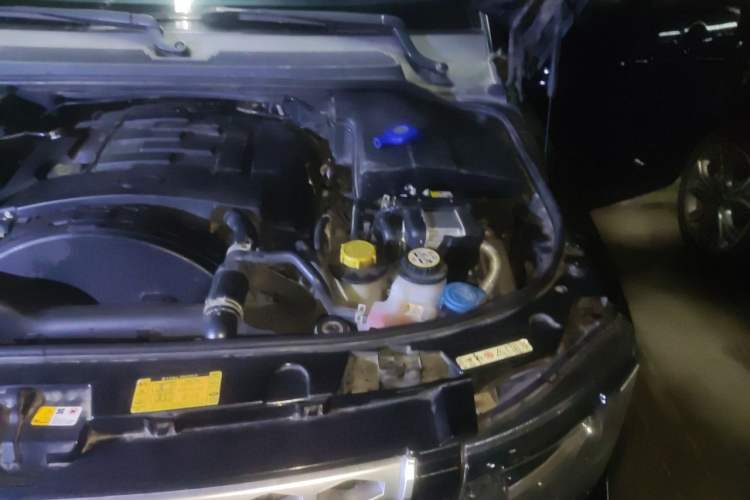 Used Land Rover Discovery 2013 3.0 SDV6 HSE Diesel Edition Engine Bay Left