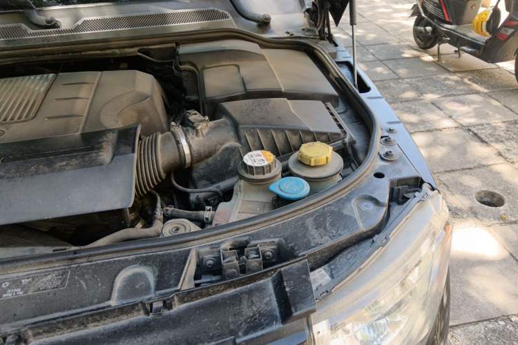 Used Land Rover Discovery 2013 5.0 V8 SE model Engine Bay Left