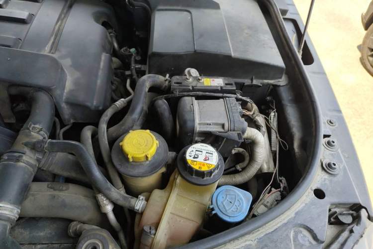 Used Land Rover Discovery 2013 3.0 SDV6 HSE Diesel Edition Engine Bay Left