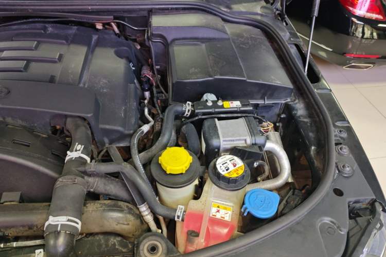 Used Land Rover Discovery 2013 3.0 SDV6 HSE Diesel Edition Engine Bay Left