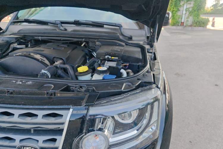Used Land Rover Discovery 2013 3.0 SDV6 HSE Diesel Edition Engine Bay Left