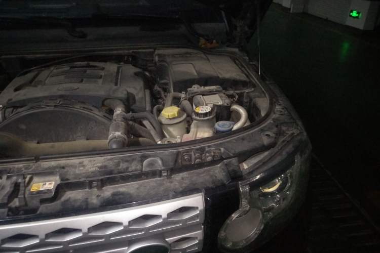 Used Land Rover Discovery 2013 3.0 SDV6 HSE Diesel Edition Engine Bay Left