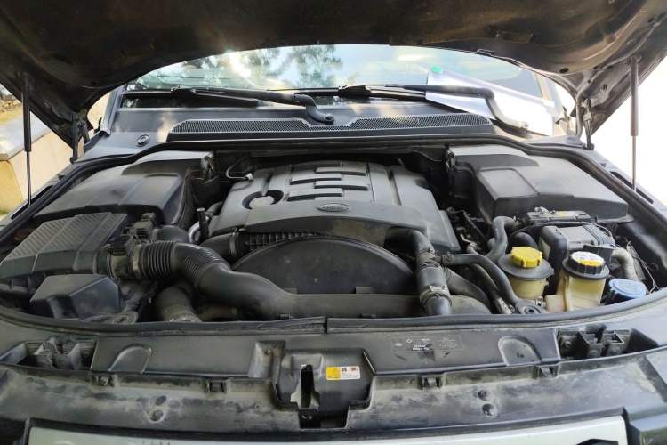 Used Land Rover Discovery 2013 3.0 SDV6 HSE Diesel Edition Engine Bay