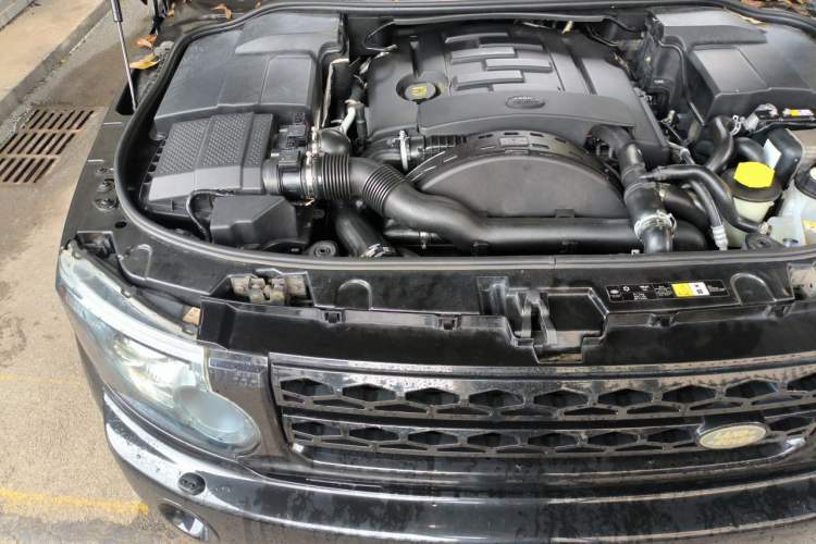 Used Land Rover Discovery 2013 3.0 SDV6 HSE Diesel Edition Engine Bay Right