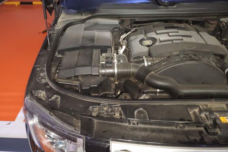 Used Land Rover Discovery 2013 3.0 SDV6 HSE Diesel Edition Engine Bay Right