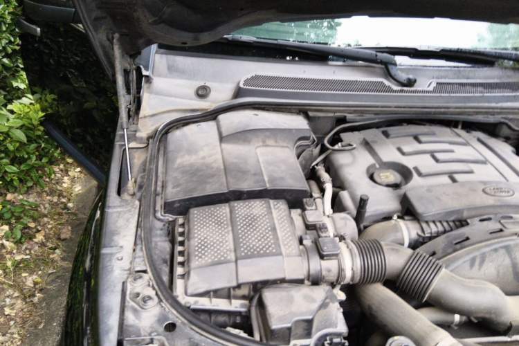 Used Land Rover Discovery 2013 3.0 SDV6 HSE Diesel Edition Engine Bay Right