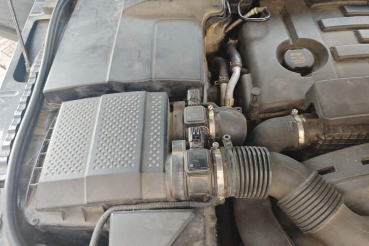 Used Land Rover Discovery 2013 3.0 SDV6 HSE Diesel Edition Engine Bay Right
