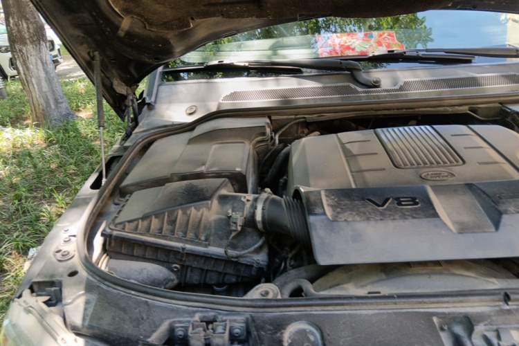 Used Land Rover Discovery 2013 5.0 V8 SE model Engine Bay Right
