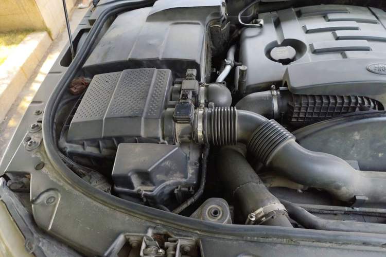 Used Land Rover Discovery 2013 3.0 SDV6 HSE Diesel Edition Engine Bay Right