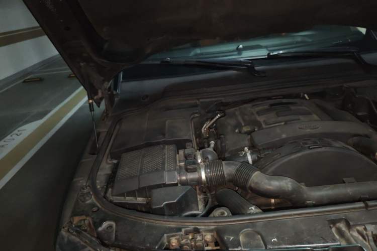 Used Land Rover Discovery 2013 3.0 SDV6 HSE Diesel Edition Engine Bay Right