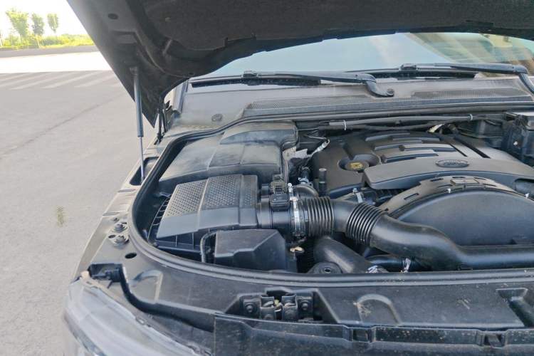 Used Land Rover Discovery 2013 3.0 SDV6 HSE Diesel Edition Engine Bay Right