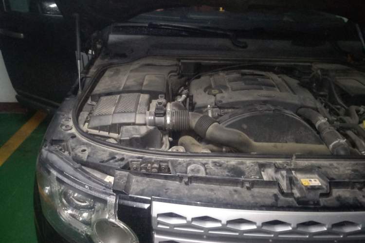 Used Land Rover Discovery 2013 3.0 SDV6 HSE Diesel Edition Engine Bay Right