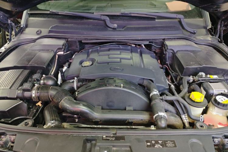 Used Land Rover Discovery 2013 3.0 SDV6 HSE Diesel Edition Engine Bay