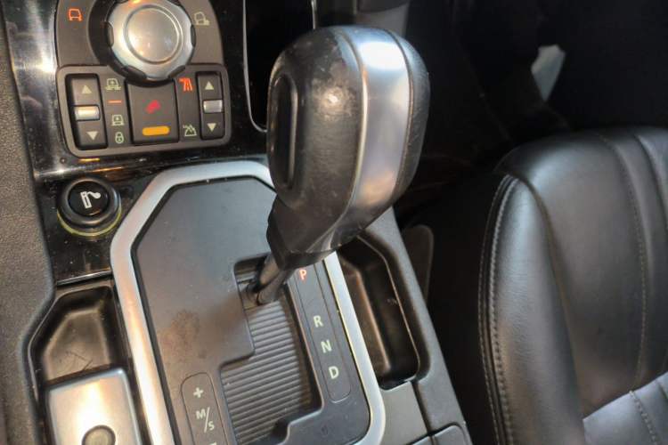 Used Land Rover Discovery 2013 3.0 SDV6 HSE Diesel Edition Gear Lever