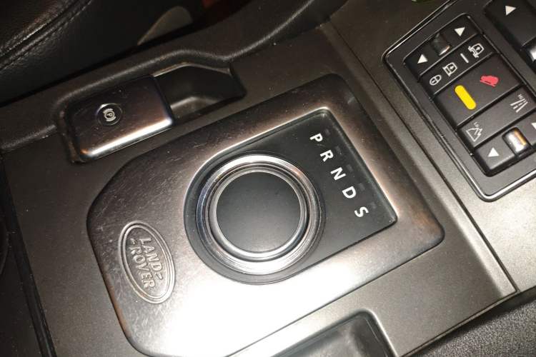 Used Land Rover Discovery 2013 3.0 SDV6 HSE Diesel Edition Gear Lever