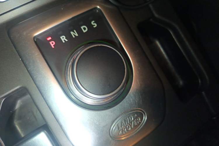 Used Land Rover Discovery 2013 3.0 SDV6 Prestige Black Limited Edition Gear Lever