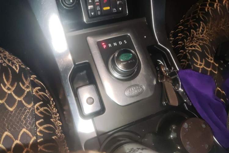 Used Land Rover Discovery 2013 3.0 SDV6 HSE Diesel Edition Gear Lever