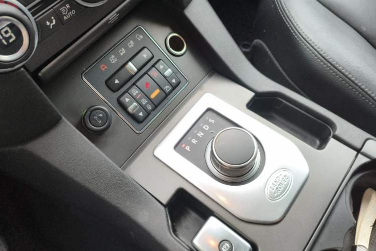 Used Land Rover Discovery 2013 3.0 SDV6 HSE Diesel Edition Gear Lever