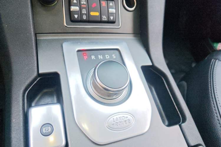 Used Land Rover Discovery 2013 3.0 SDV6 HSE Diesel Edition Gear Lever
