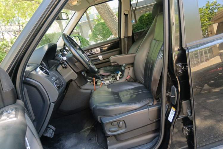 Used Land Rover Discovery 2013 5.0 V8 SE model Left Front Seat