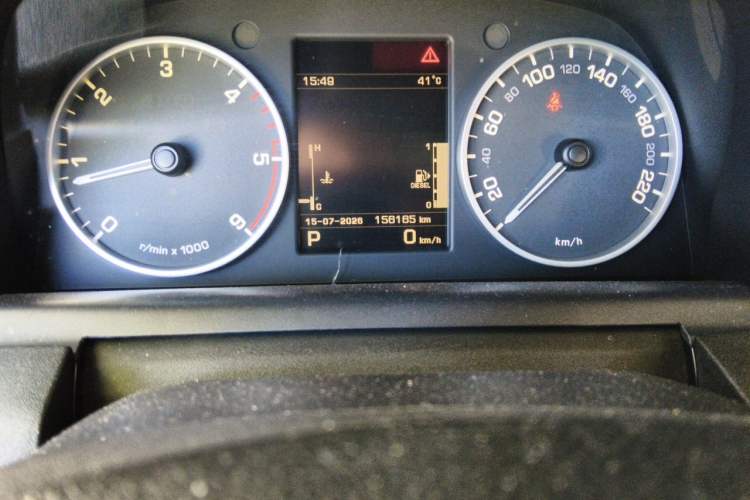 Used Land Rover Discovery 2013 3.0 SDV6 HSE Diesel Edition Odometer Close Up