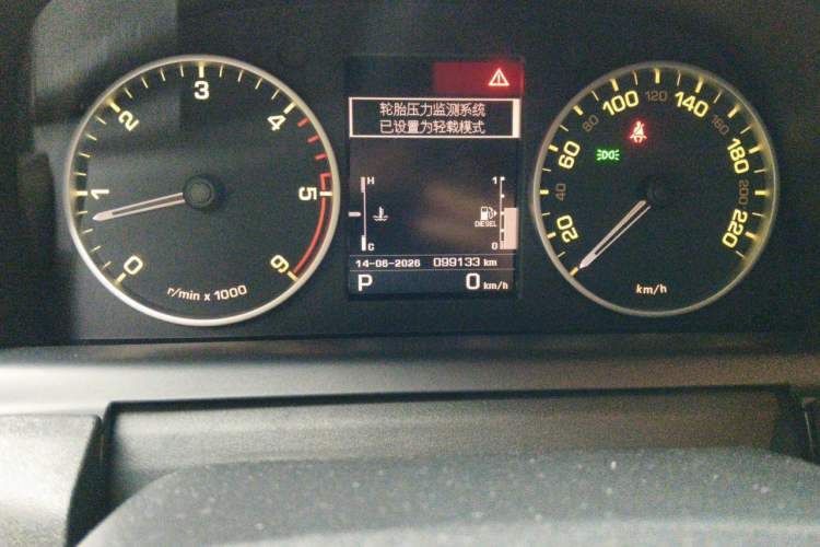 Used Land Rover Discovery 2013 3.0 SDV6 HSE Diesel Edition Odometer Close Up