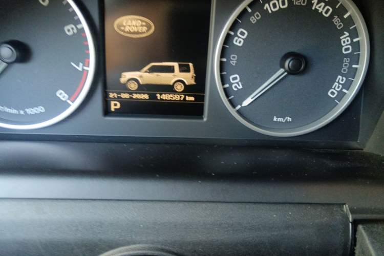 Used Land Rover Discovery 2013 5.0 V8 SE model Odometer Close Up