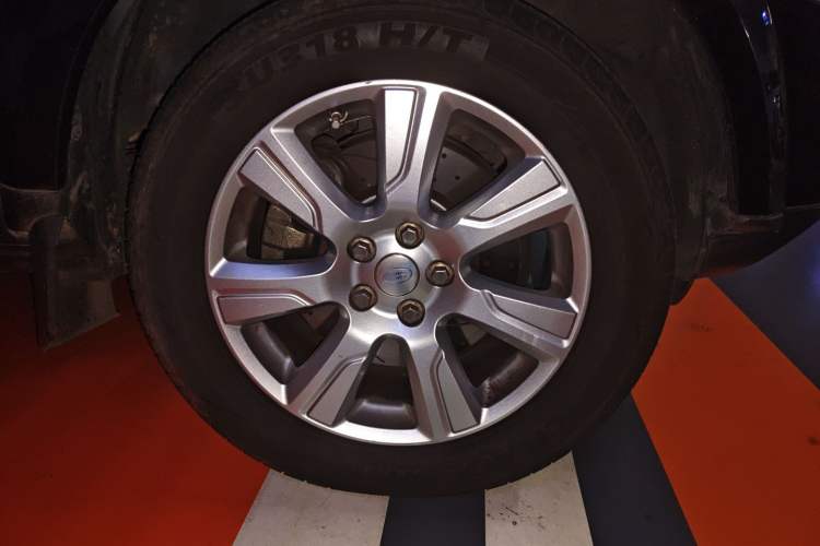 Used Land Rover Discovery 2013 3.0 SDV6 HSE Diesel Edition Right Front Wheel Hub