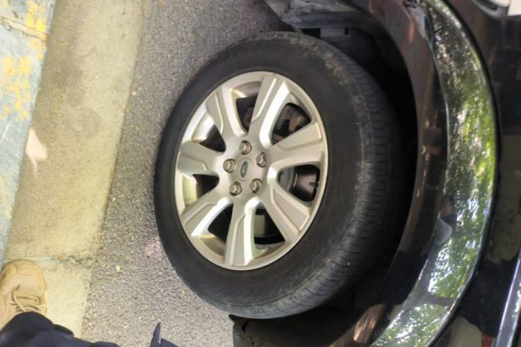 Used Land Rover Discovery 2013 3.0 SDV6 HSE Diesel Edition Right Front Wheel Hub