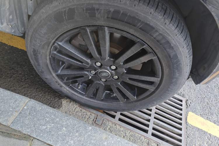 Used Land Rover Discovery 2013 3.0 SDV6 HSE Diesel Edition Right Front Wheel Hub