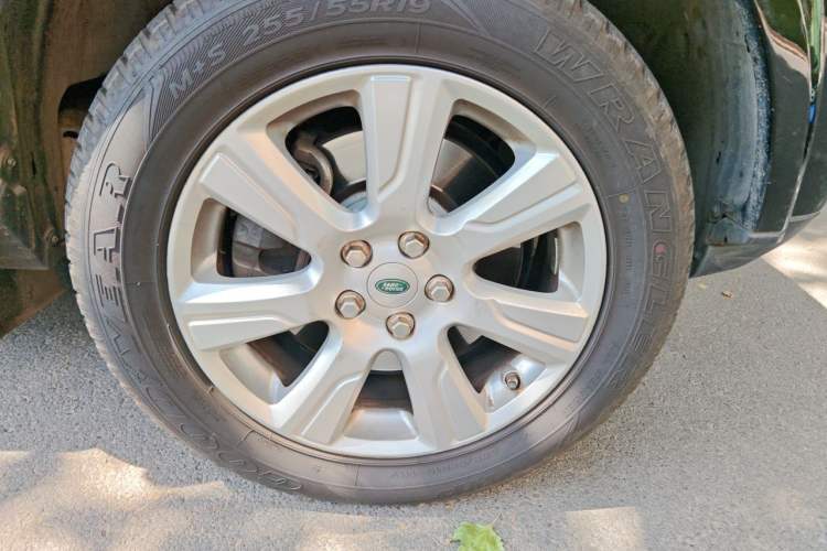 Used Land Rover Discovery 2013 3.0 SDV6 HSE Diesel Edition Right Front Wheel Hub