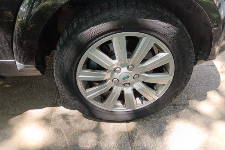 Used Land Rover Discovery 2013 5.0 V8 SE model Right Front Wheel Hub