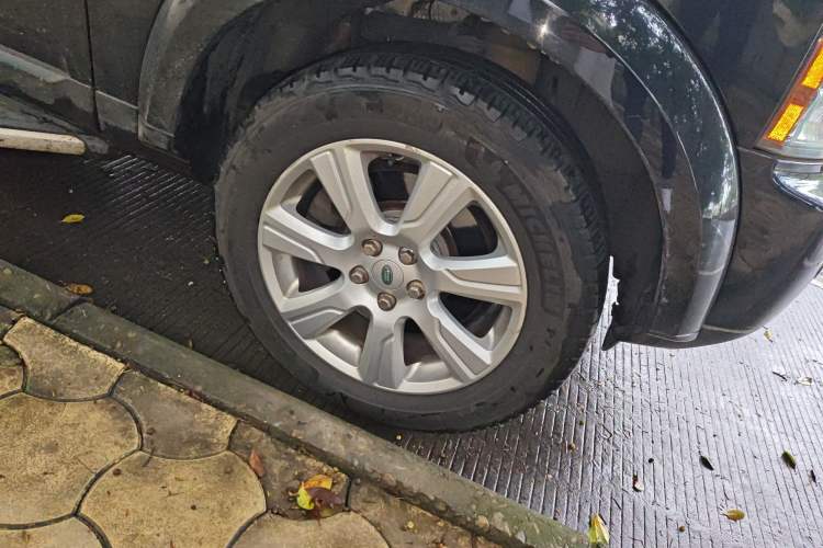 Used Land Rover Discovery 2013 3.0 SDV6 HSE Diesel Edition Right Front Wheel Hub