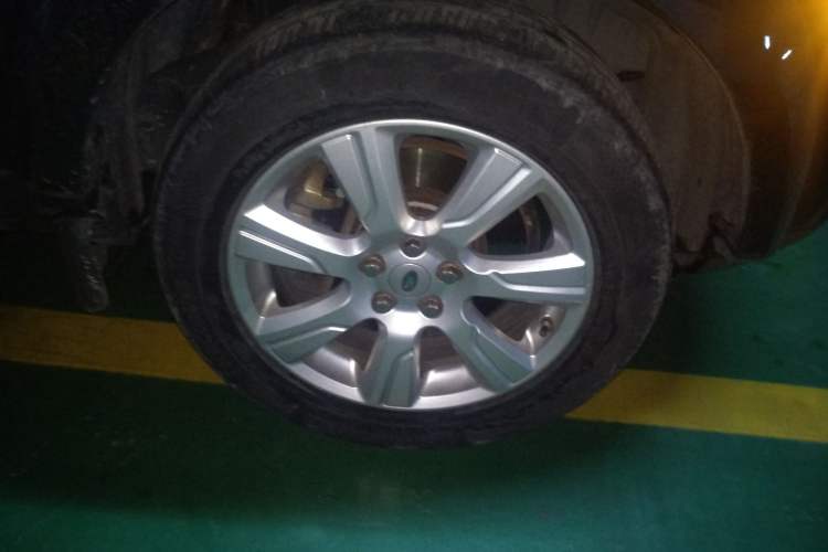 Used Land Rover Discovery 2013 3.0 SDV6 HSE Diesel Edition Right Front Wheel Hub