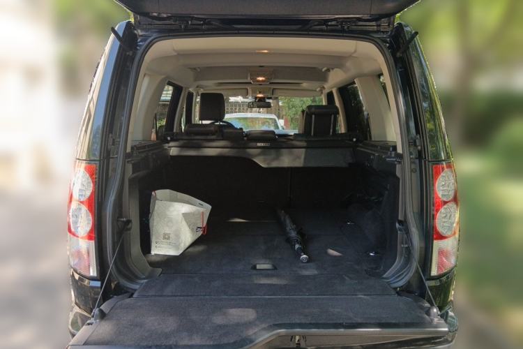 Used Land Rover Discovery 2013 5.0 V8 SE model Trunk