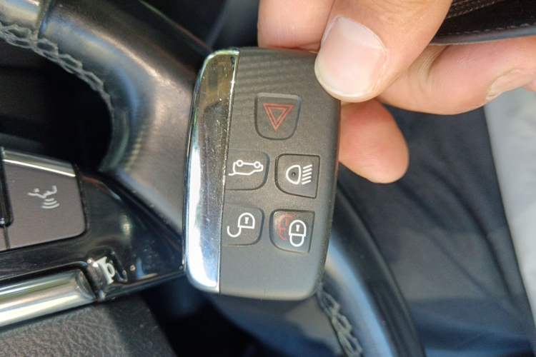 Used Land Rover Discovery 2013 5.0 V8 SE model Vehicle Key