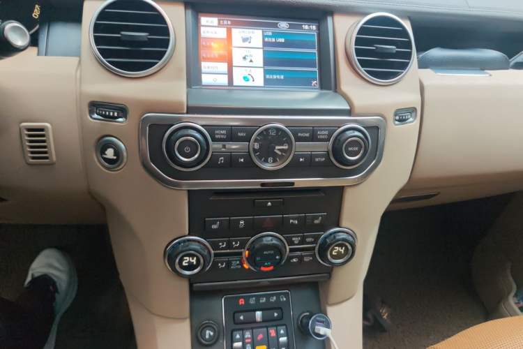 Used Land Rover Discovery 2013 3.0 SDV6 HSE Diesel Edition Audio And AC Panel