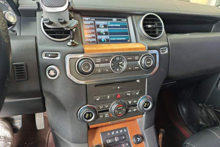 Used Land Rover Discovery 2013 3.0 SDV6 HSE Diesel Edition Audio And AC Panel