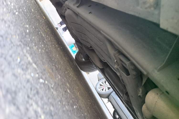 Used Land Rover Discovery 2013 5.0 V8 HSE Chassis Front Right