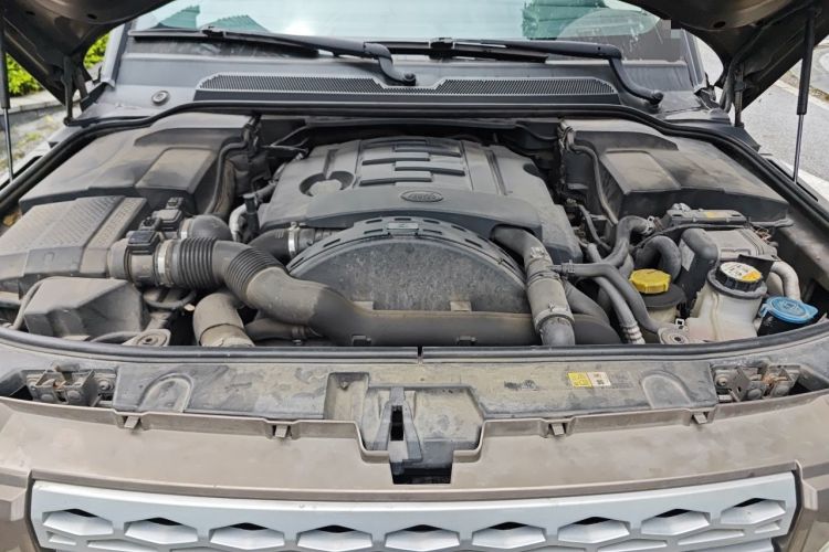 Used Land Rover Discovery 2013 3.0 SDV6 HSE Diesel Edition Engine Bay