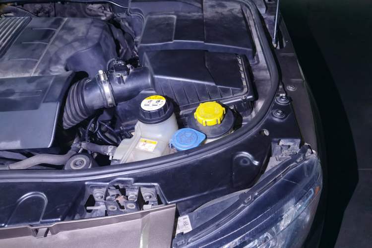 Used Land Rover Discovery 2013 5.0 V8 HSE Engine Bay Left