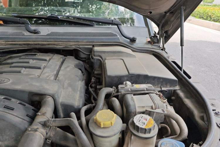 Used Land Rover Discovery 2013 3.0 SDV6 HSE Diesel Edition Engine Bay Left