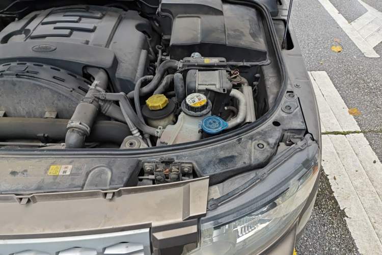 Used Land Rover Discovery 2013 3.0 SDV6 HSE Diesel Edition Engine Bay Left