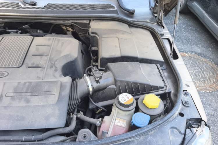 Used Land Rover Discovery 2013 5.0 V8 HSE Engine Bay Left