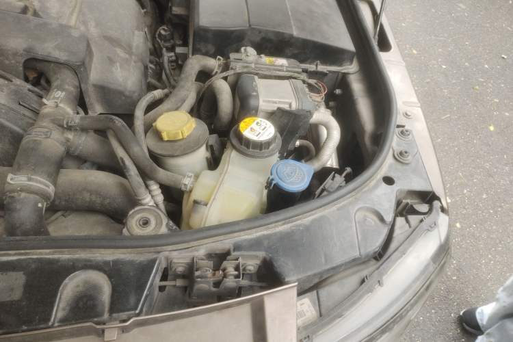 Used Land Rover Discovery 2013 3.0 SDV6 HSE Diesel Edition Engine Bay Left