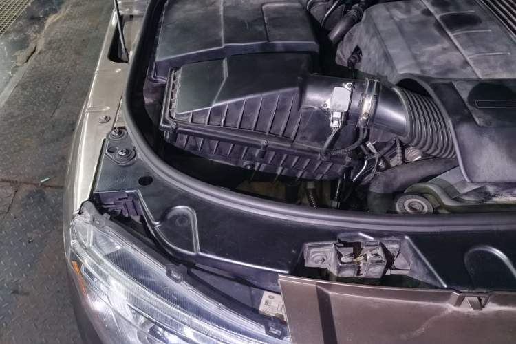 Used Land Rover Discovery 2013 5.0 V8 HSE Engine Bay Right