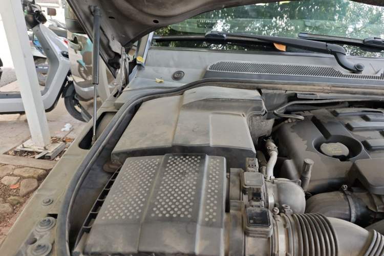 Used Land Rover Discovery 2013 3.0 SDV6 HSE Diesel Edition Engine Bay Right