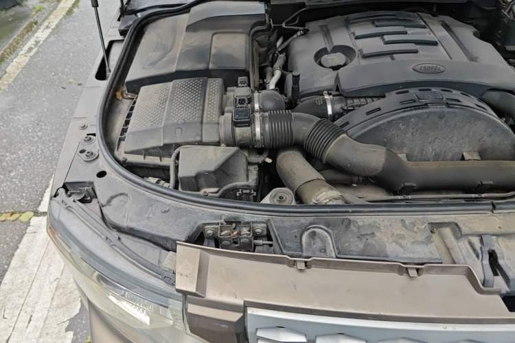 Used Land Rover Discovery 2013 3.0 SDV6 HSE Diesel Edition Engine Bay Right