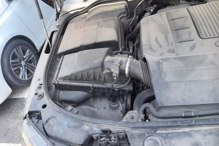 Used Land Rover Discovery 2013 5.0 V8 HSE Engine Bay Right